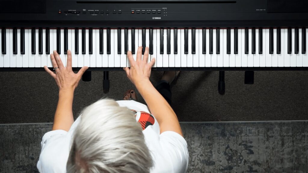 electric keyboards with built-in amplifier